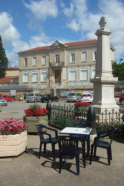 2011-05- (541).JPG - Trotz starkem Wind ist es warm und wir lassen uns kurz nach 11 Uhr in der Sonne vor einer Bar nieder: Ein Kaffee bzw. ein Panaché, dazu etwas Gebäck aus der Boulangerie, das reicht erst einmal